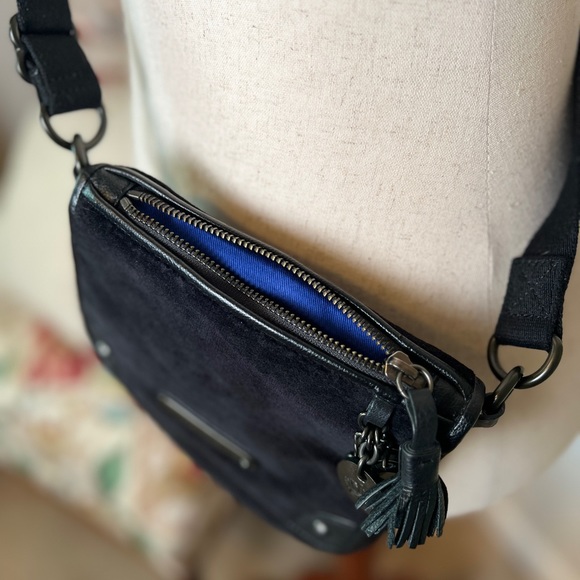 Juicy Couture Velvet Crossbody Black. Beautiful hardware, adjustable strap - Picture 4 of 7